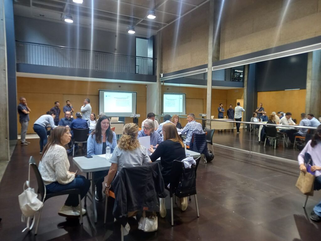 Des représentants des secteurs économiques de Roses participent à une séance pour planifier les stratégies futures