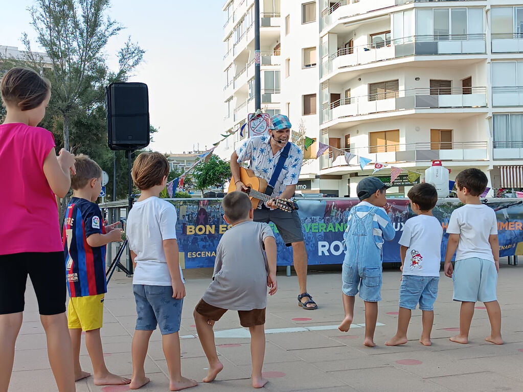 El passeig Marítim s'omple d'activitats gratuïtes per gaudir de l'estiu en família, a peu de platja