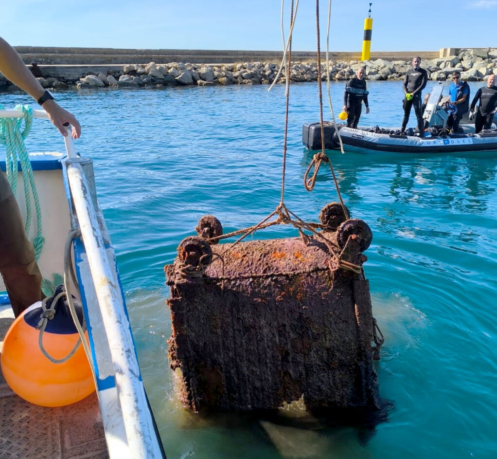 Cleaning the seabed at the second pier collects 1,000 kg of rubbish