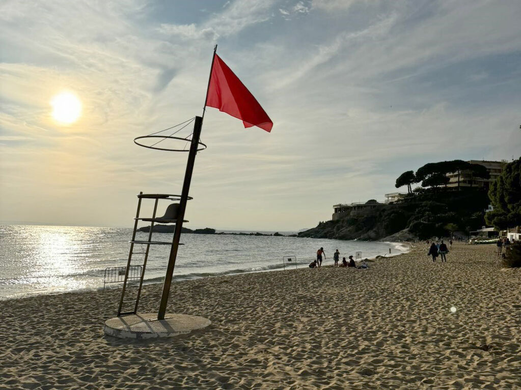 La zona de bany de la platja de l’Almadrava romandrà tancada tot el cap de setmana