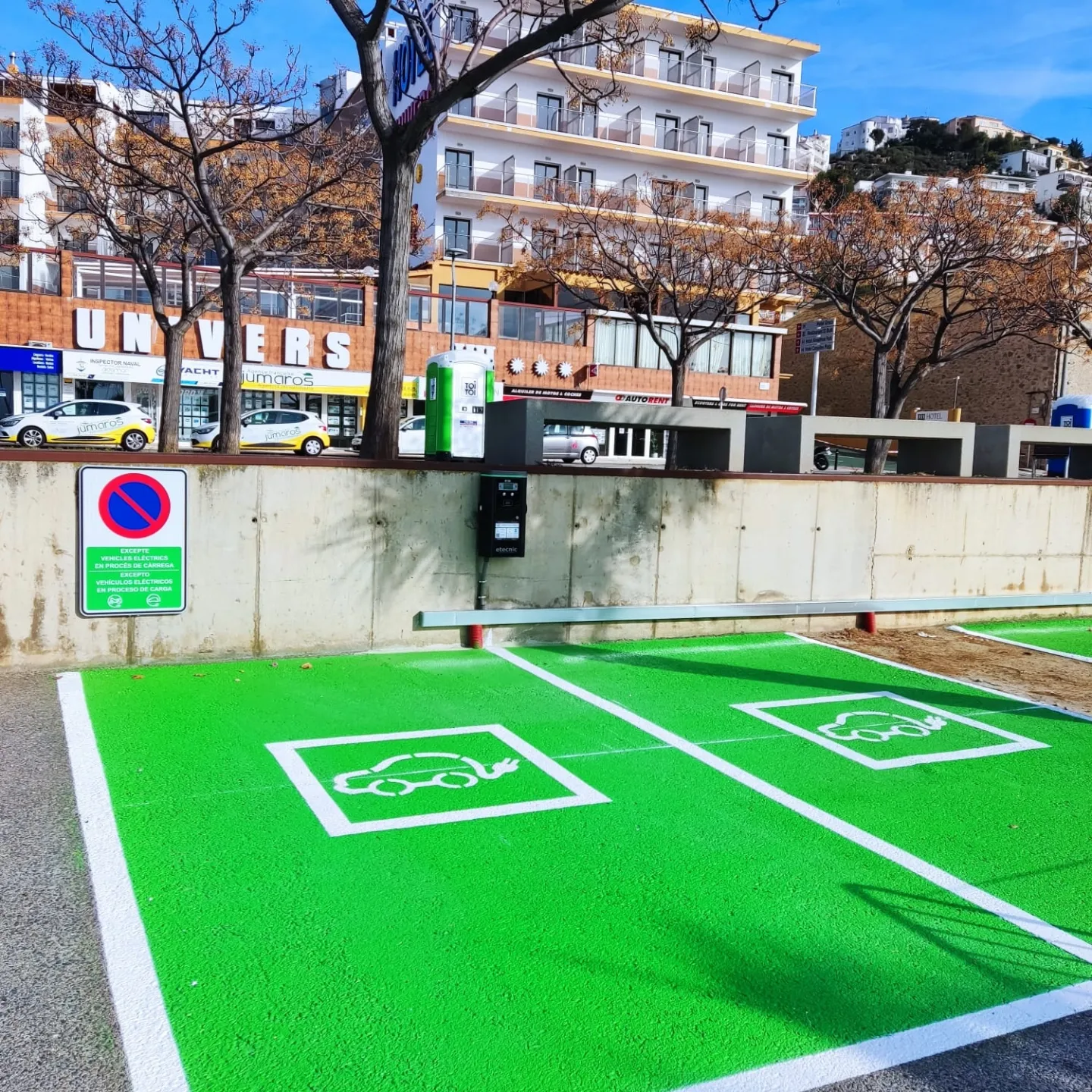Nouvelles stations de recharge de véhicules électriques au port de plaisance de Roses. 03/03/2023