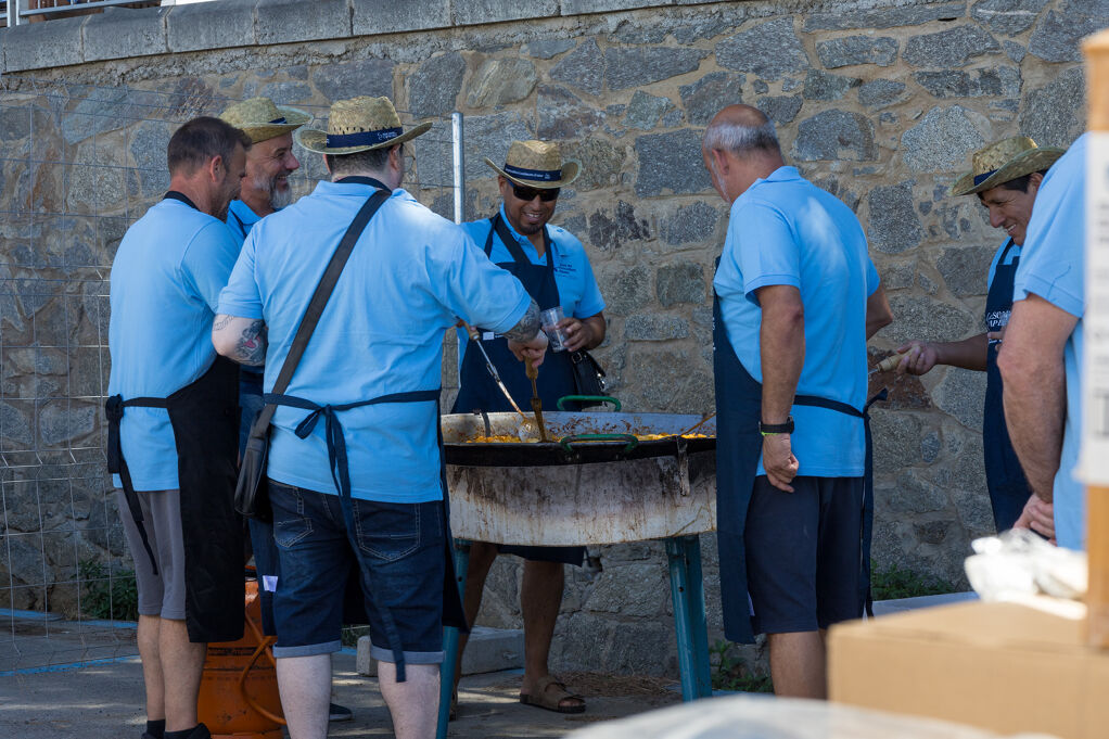 The fishermen of Roses celebrate the feast of Sant Pere with suquet, habaneras, dancing and a light show
