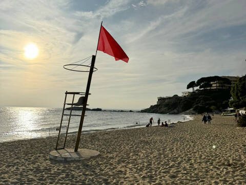 La zone de baignade de la plage d'Almadrava restera fermée tout le week-end