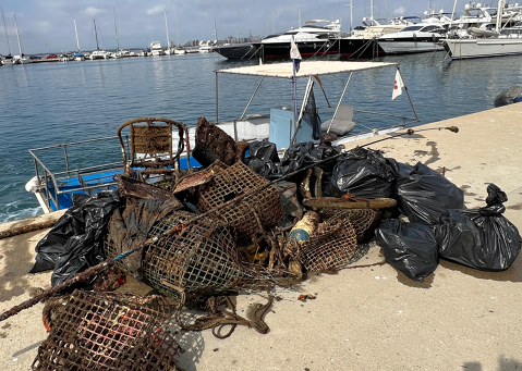 La neteja anual del fons marí de Port de Roses retira 280 kg de residus