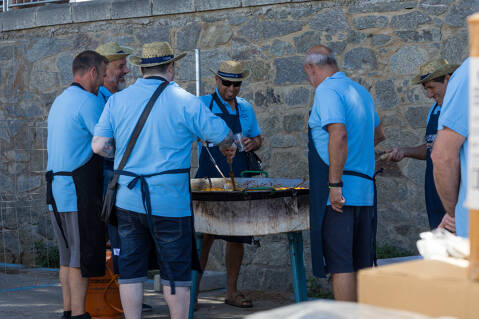 The fishermen of Roses celebrate the feast of Sant Pere with suquet, habaneras, dancing and a light show